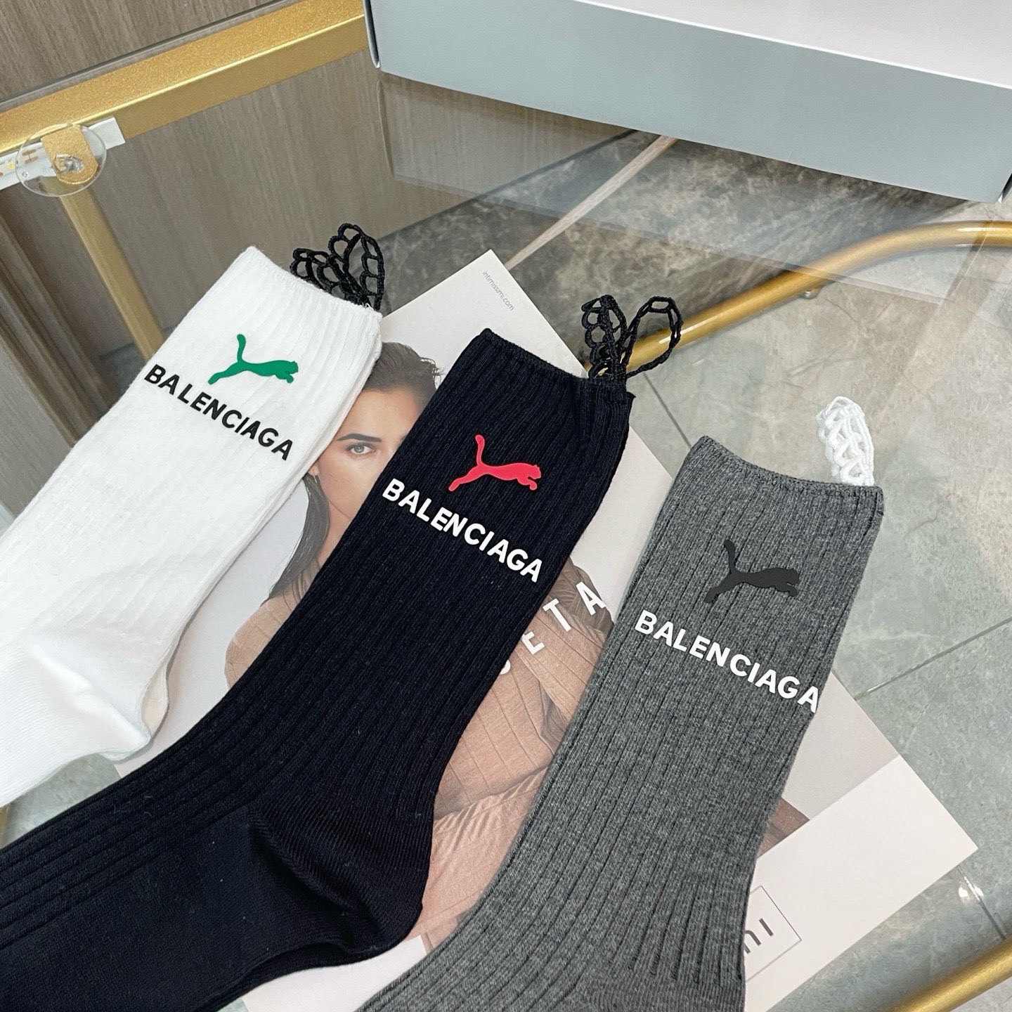 配包装【一盒三双】BALENCIAGA · 巴黎世家 ❗️超级爆款网红袜子 巴黎家官网同步硅胶字母小腿袜，ins明星网红