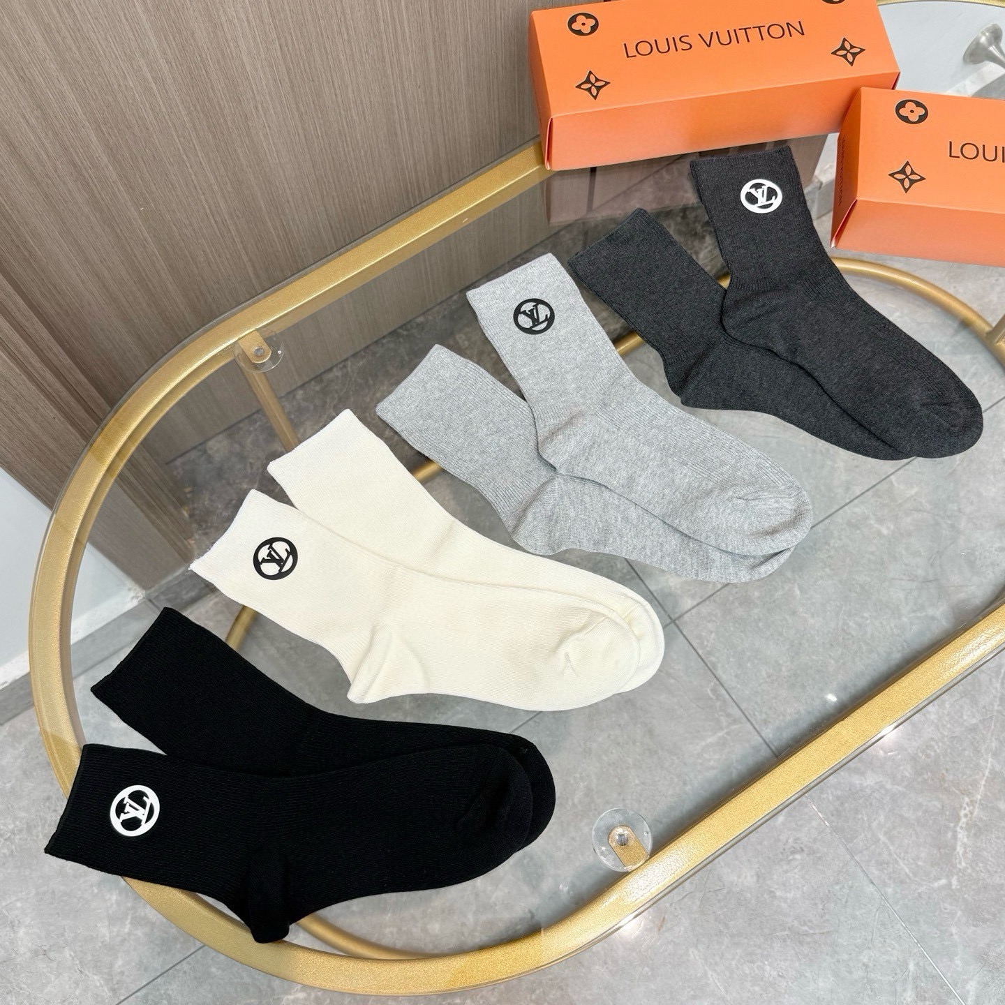 配包装【一盒四双】LV 路易威登高版本 ～好看到爆炸 LV 袜子。双针烫印中筒袜，超软糯。。潮人必不能少的 LV 专柜代