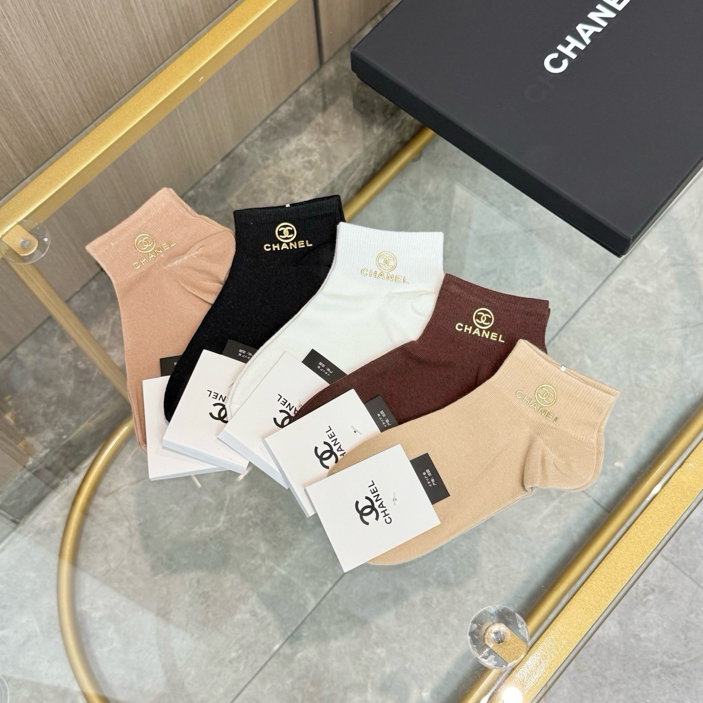 配包装【一盒五双】CHANEL · 香奈儿❗️小香家新品烫金短筒男女款袜子❗️专柜同步长袜，超级经典的小香家标志百看不厌