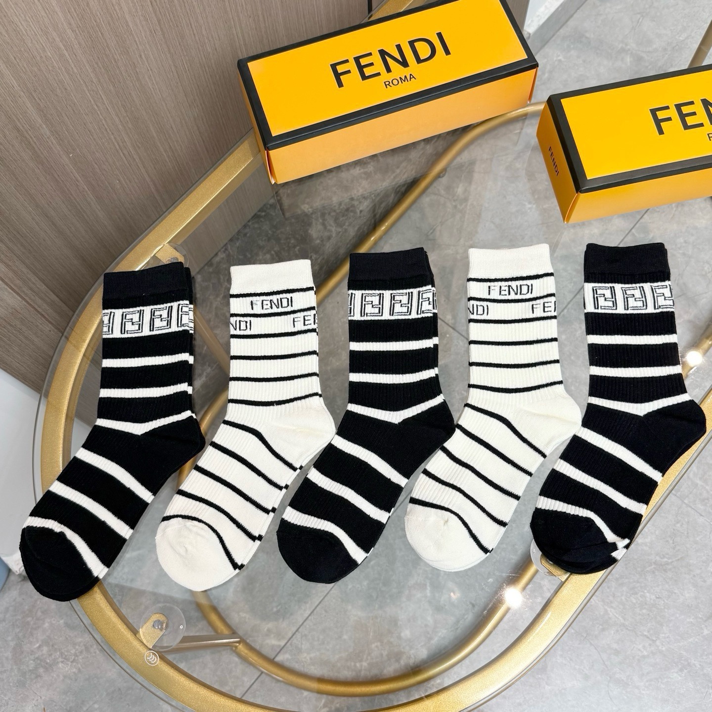 配包装【一盒五双】FENDI · 芬迪❗️大F新品高筒袜子❗️超级经典的双F标志，纯棉材质制造，透气舒适，超级nice❗