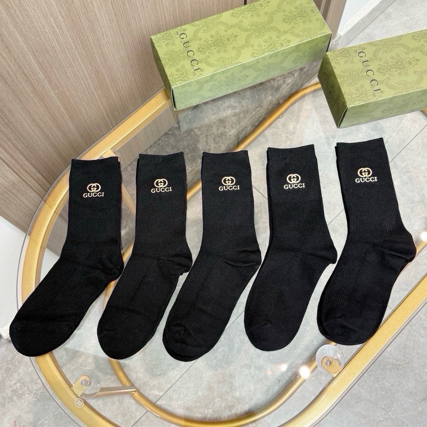 配包装【一盒五双】GUCCI 古奇高版本 ～好看到爆炸 GUCCI 袜子。双针烫印羊绒中筒袜，超软糯。。潮人必不能少的 