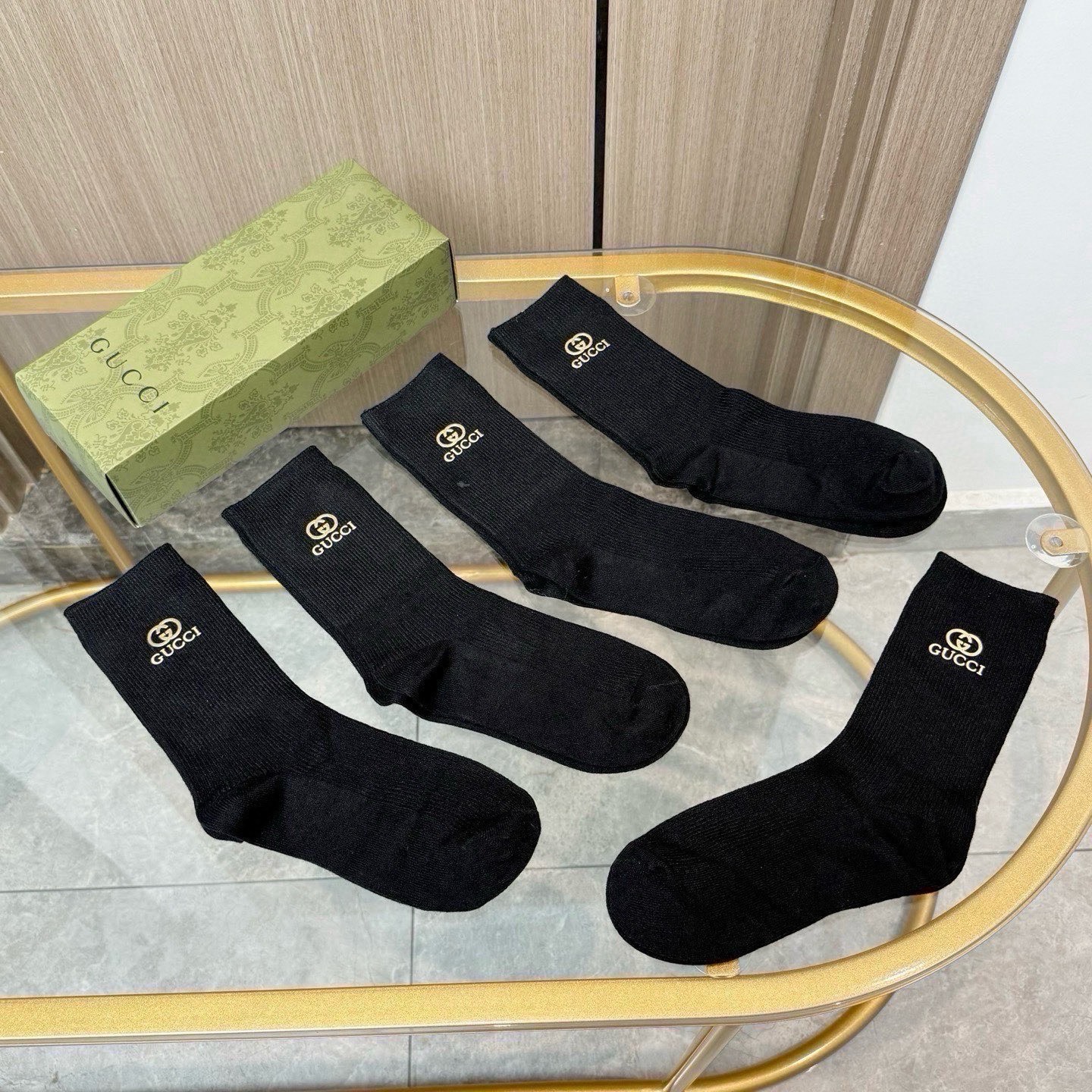 配包装【一盒五双】GUCCI 古奇高版本 ～好看到爆炸 GUCCI 袜子。双针烫印羊绒中筒袜，超软糯。。潮人必不能少的 