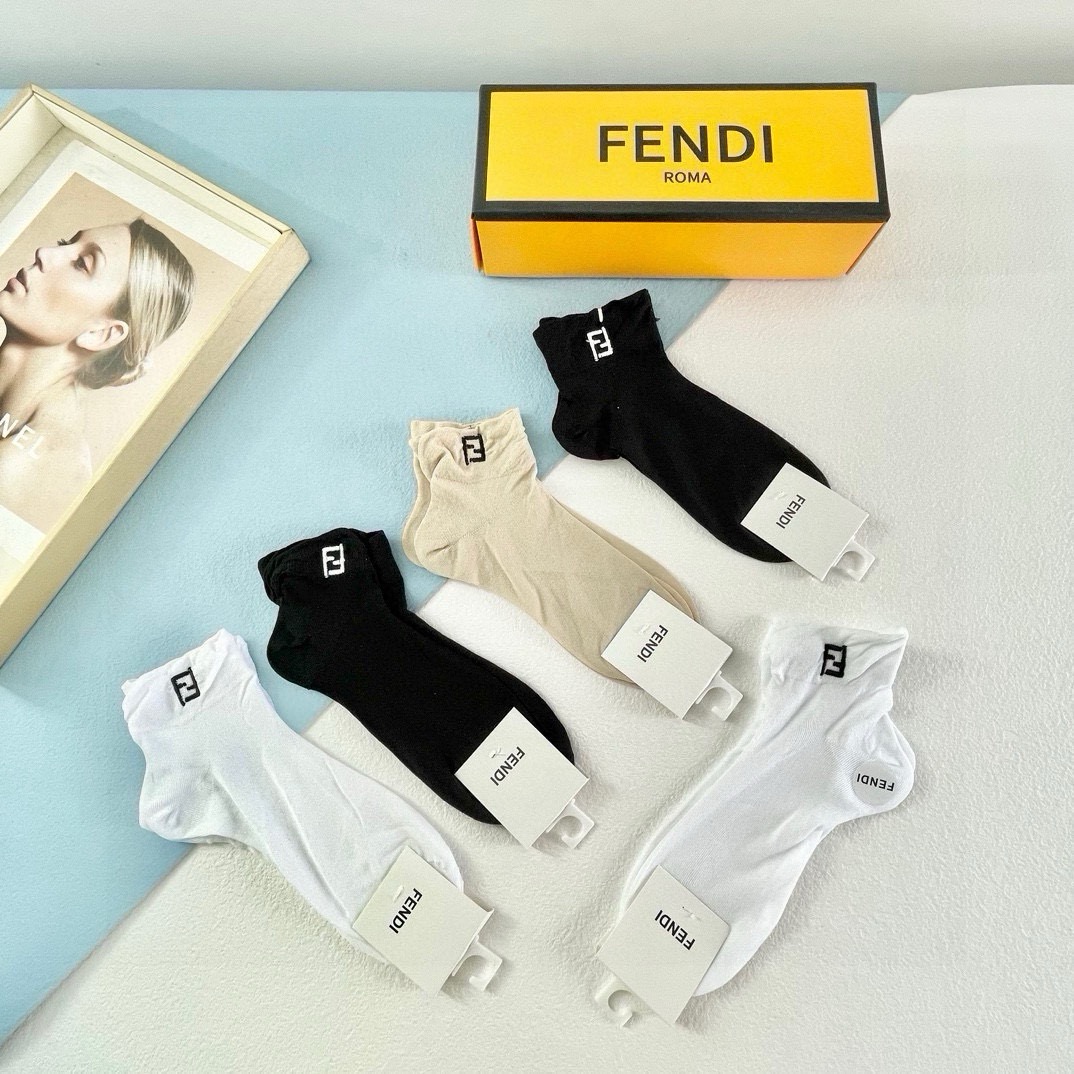 配包装【一盒五双】🌟FENDI芬迪🌟高版本 ～好看到爆炸 欧美大牌男女款船袜。🌟潮人必不能少的专柜代购品质 袜子 ，搭配