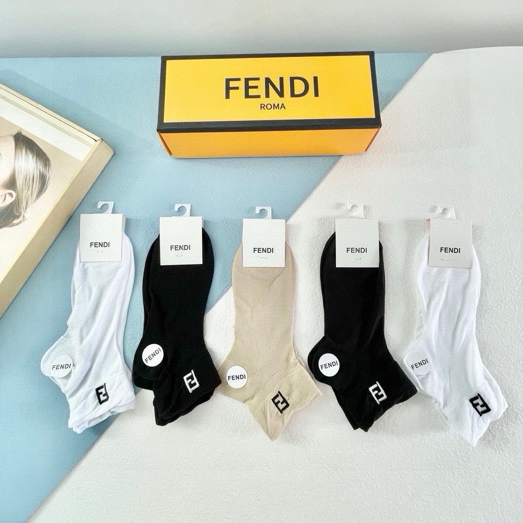 配包装【一盒五双】🌟FENDI芬迪🌟高版本 ～好看到爆炸 欧美大牌男女款船袜。🌟潮人必不能少的专柜代购品质 袜子 ，搭配