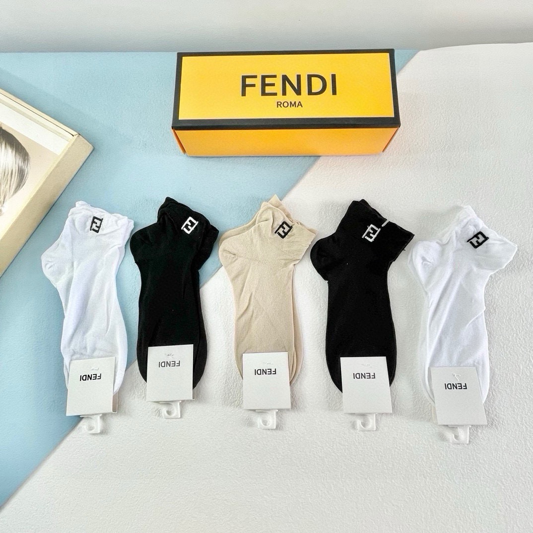 配包装【一盒五双】🌟FENDI芬迪🌟高版本 ～好看到爆炸 欧美大牌男女款船袜。🌟潮人必不能少的专柜代购品质 袜子 ，搭配