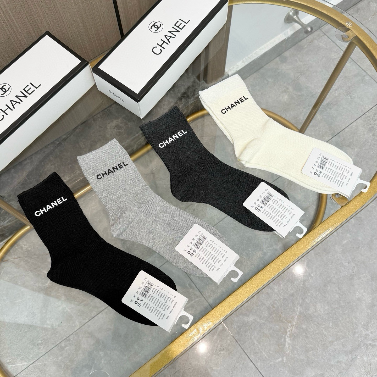 配包装【一盒四双】CHANEL 香奈儿高版本 ～好看到爆炸 CHANEL 袜子。双针烫印中筒袜，超精致。。潮人必不能少的