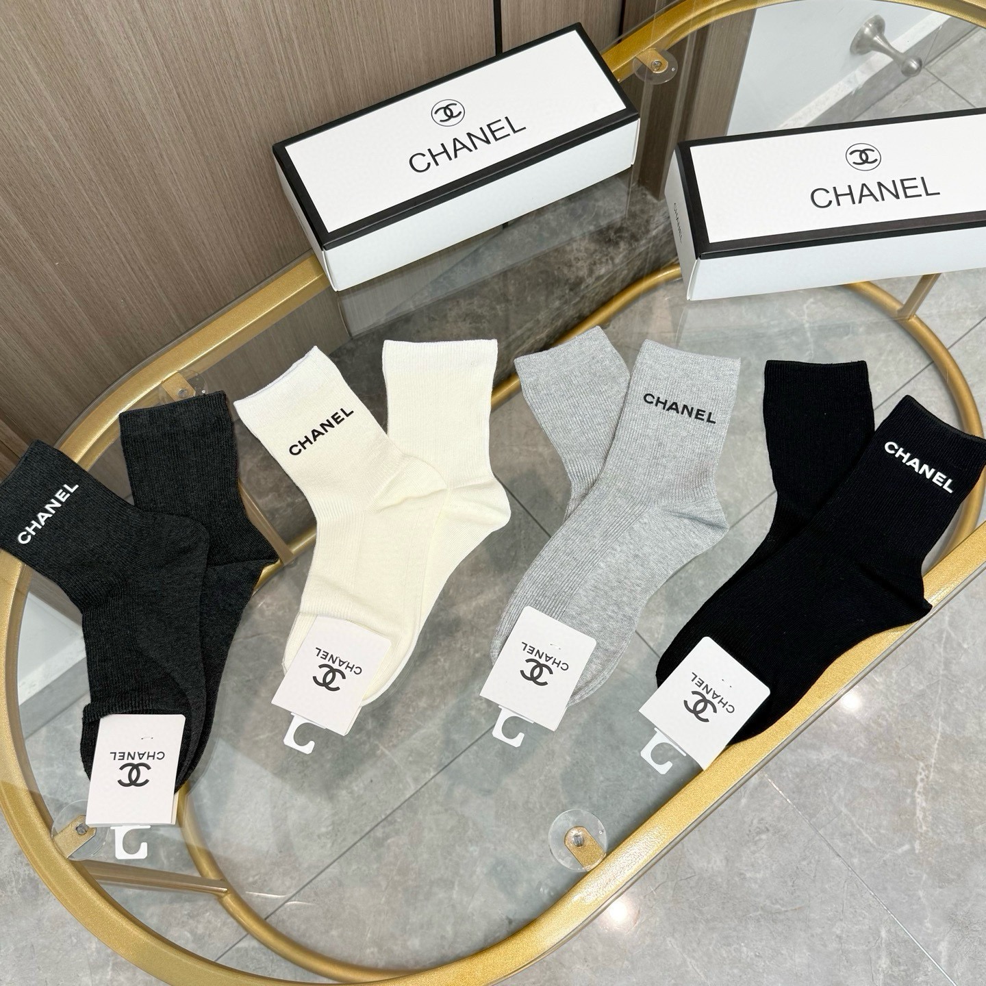 配包装【一盒四双】CHANEL 香奈儿高版本 ～好看到爆炸 CHANEL 袜子。双针烫印中筒袜，超精致。。潮人必不能少的