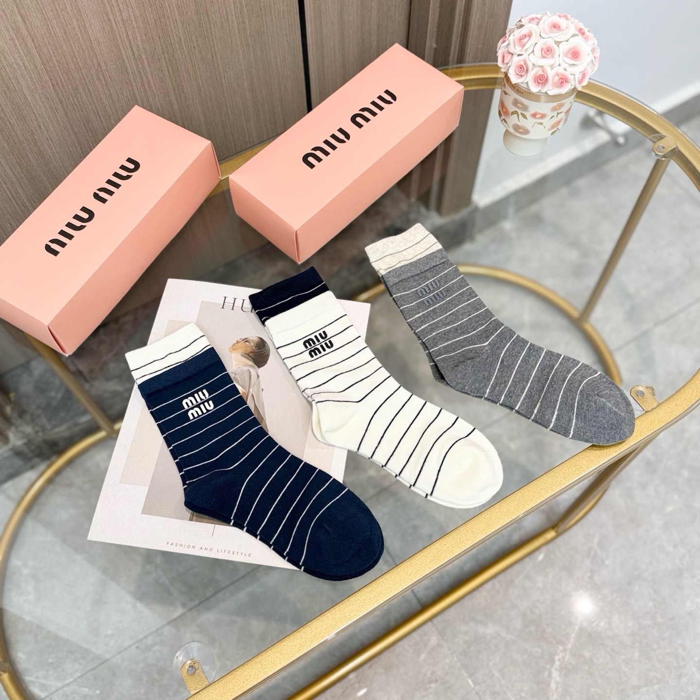 配包装【一盒三双】miumiu · 缪缪❗️高品质。超级爆款网红袜子❗️miu家官网同步饰品字母中筒袜，ins明星网红推