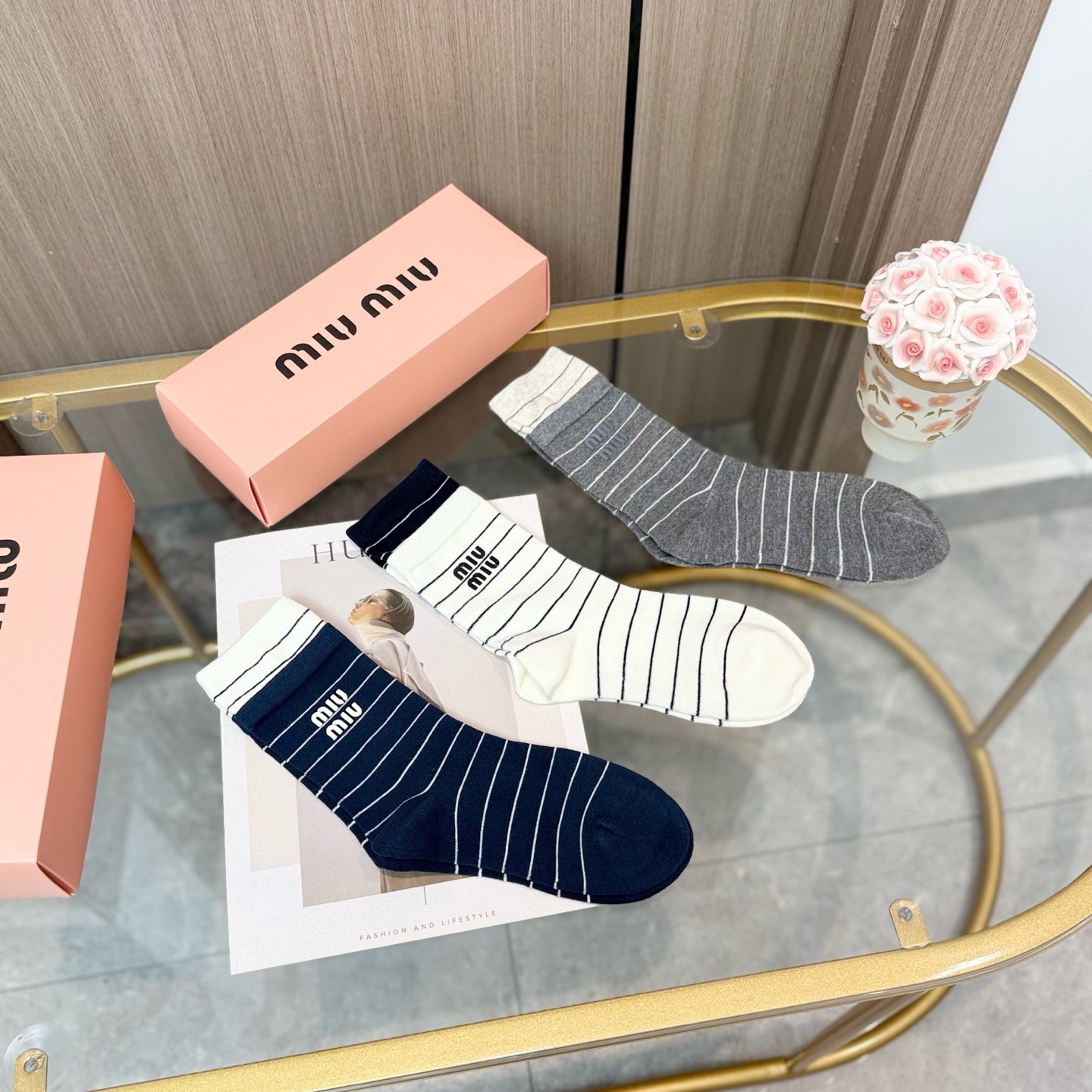 配包装【一盒三双】miumiu · 缪缪❗️高品质。超级爆款网红袜子❗️miu家官网同步饰品字母中筒袜，ins明星网红推