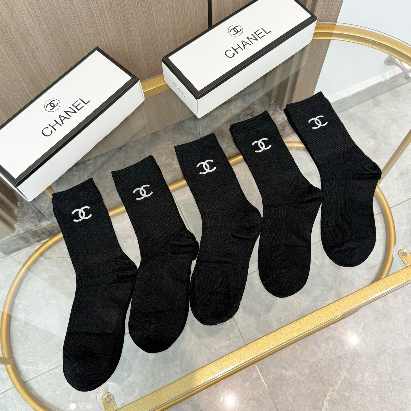 配包装【一盒五双】CHANEL 香奈儿高版本 ～好看到爆炸 CHANEL 袜子。双针烫印羊绒中筒袜，超软糯。。潮人必不能