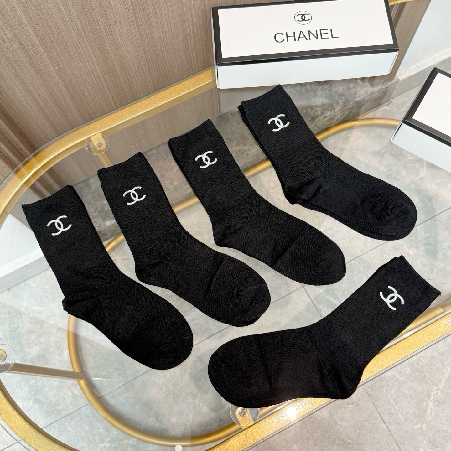 配包装【一盒五双】CHANEL 香奈儿高版本 ～好看到爆炸 CHANEL 袜子。双针烫印羊绒中筒袜，超软糯。。潮人必不能
