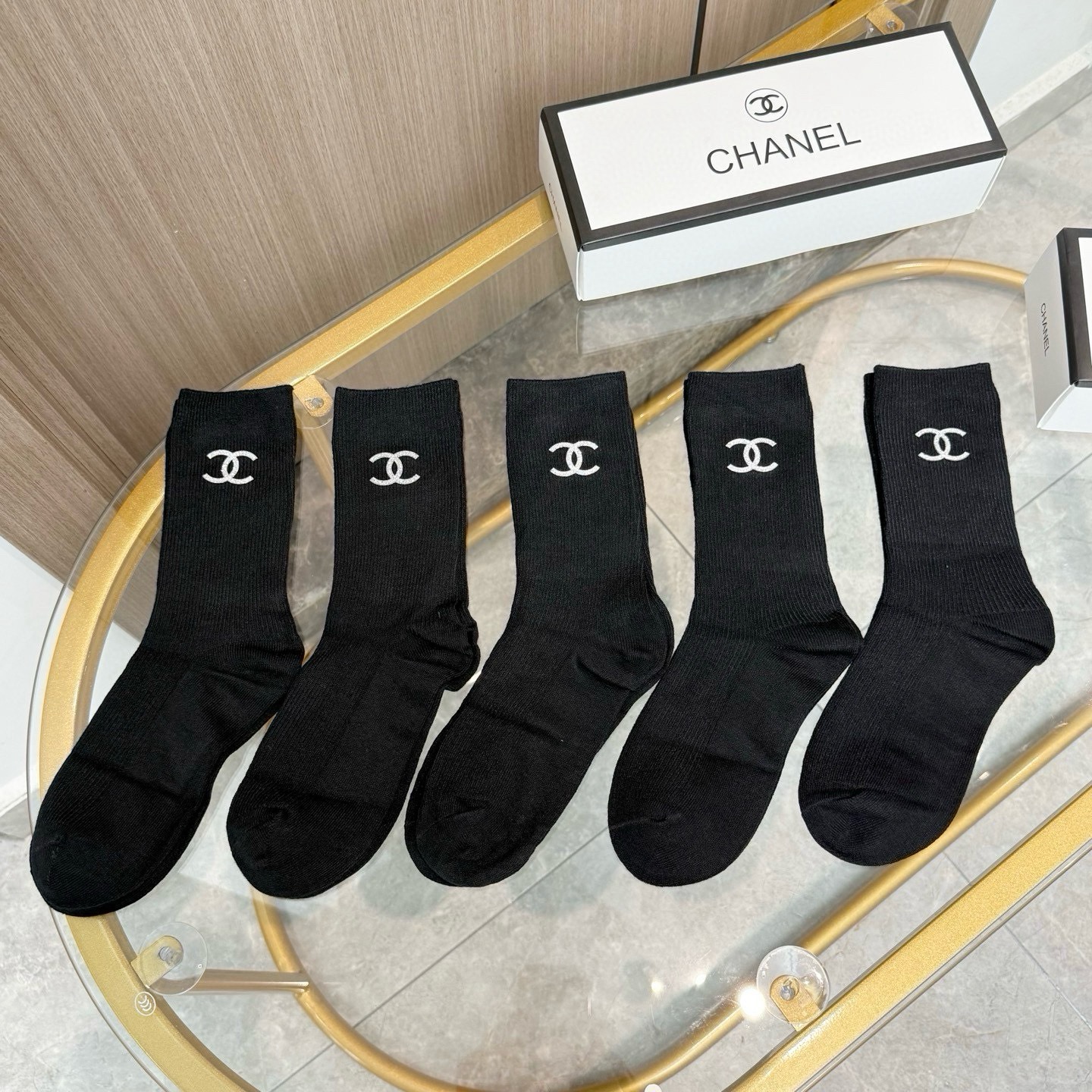 配包装【一盒五双】CHANEL 香奈儿高版本 ～好看到爆炸 CHANEL 袜子。双针烫印羊绒中筒袜，超软糯。。潮人必不能