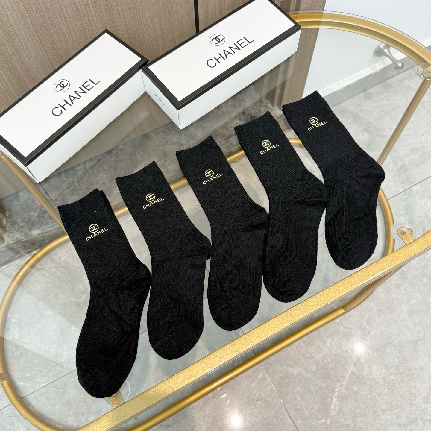 配包装【一盒五双】CHANEL 香奈儿高版本 ～好看到爆炸 CHANEL 袜子。双针烫印羊绒中筒袜，超软糯。。潮人必不能