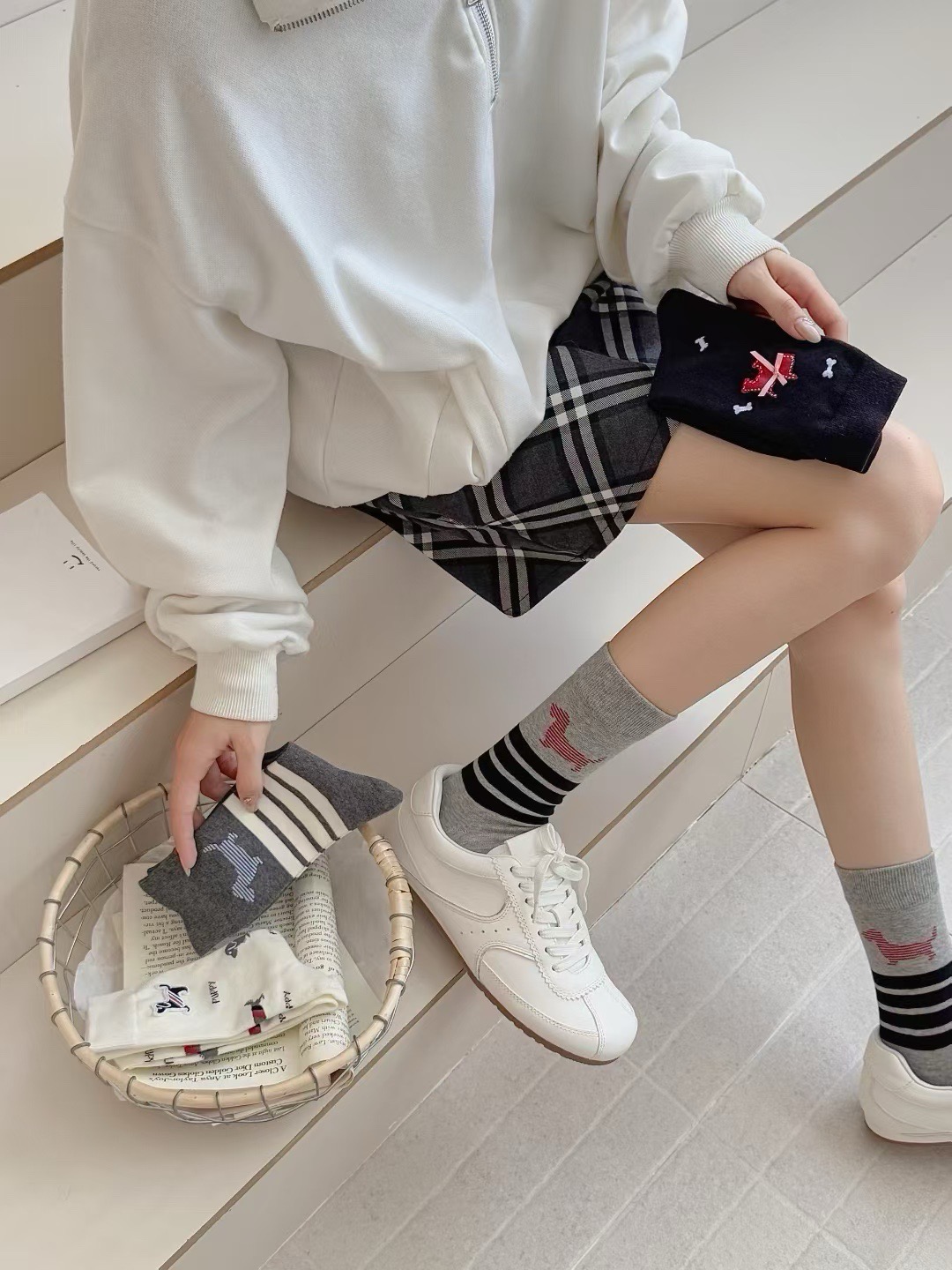 配包装【一盒四双】。THOM BROWNE · 桑姆 布朗尼❗️TB超级爆款网红中筒袜子❗️经典三条杠搭配小狗设计，in