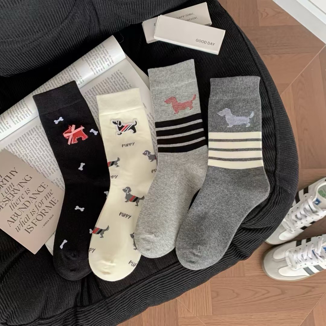 配包装【一盒四双】。THOM BROWNE · 桑姆 布朗尼❗️TB超级爆款网红中筒袜子❗️经典三条杠搭配小狗设计，in
