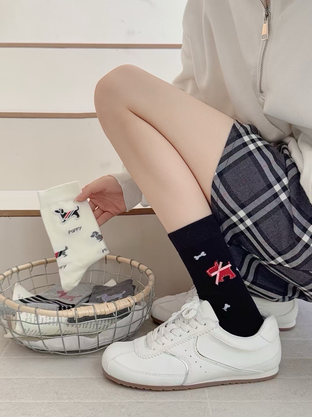 配包装【一盒四双】。THOM BROWNE · 桑姆 布朗尼❗️TB超级爆款网红中筒袜子❗️经典三条杠搭配小狗设计，in