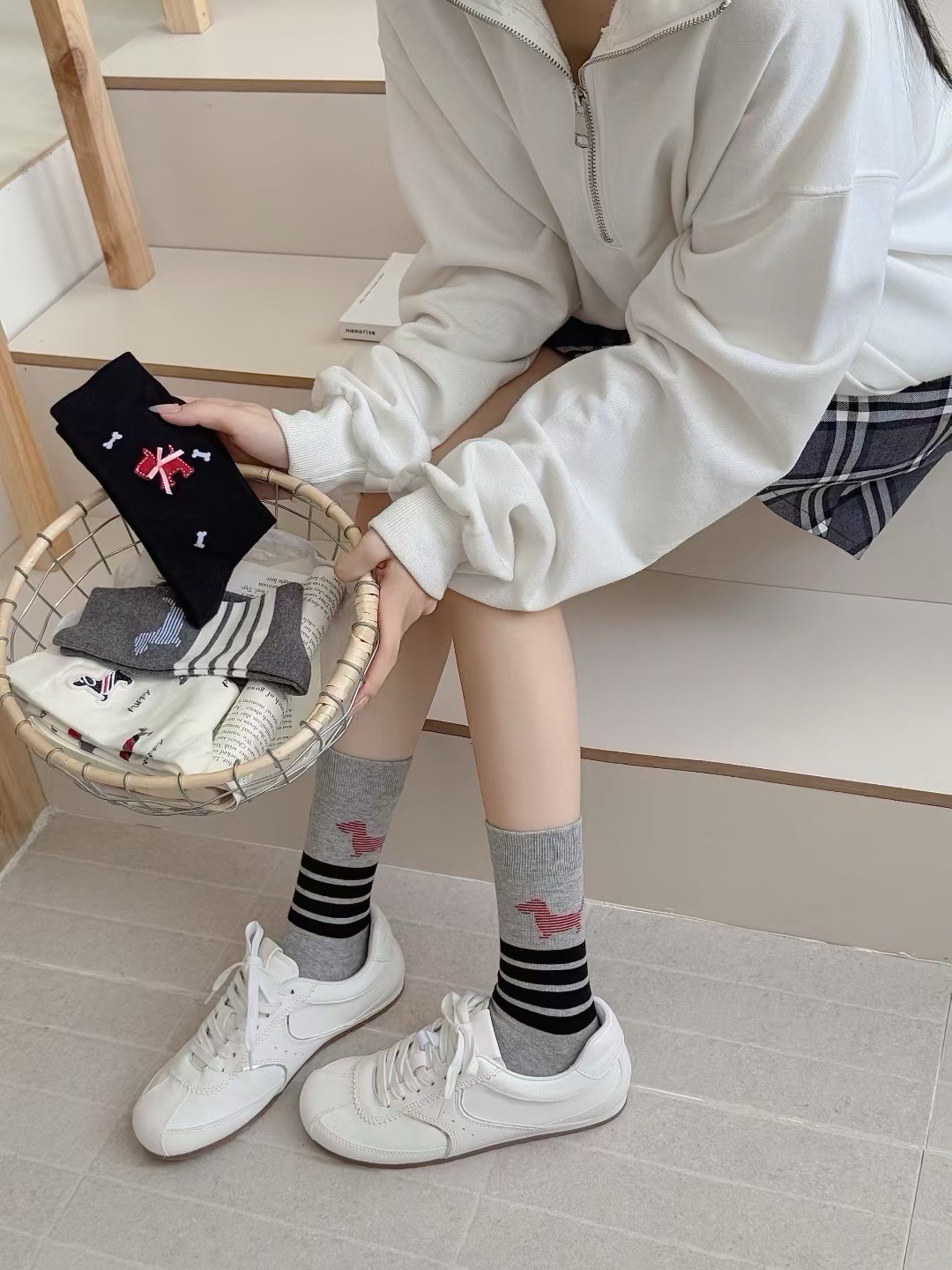 配包装【一盒四双】。THOM BROWNE · 桑姆 布朗尼❗️TB超级爆款网红中筒袜子❗️经典三条杠搭配小狗设计，in