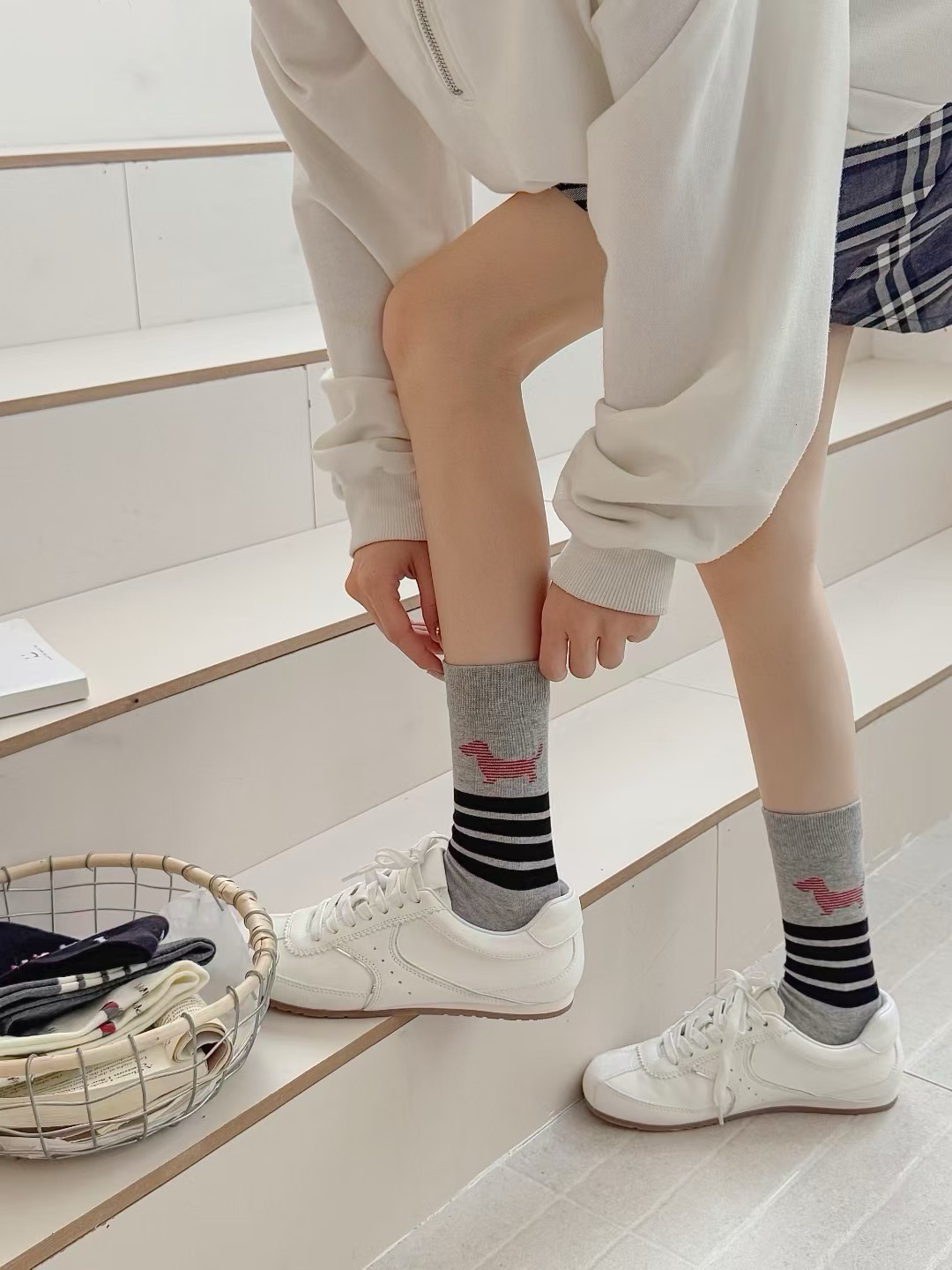 配包装【一盒四双】。THOM BROWNE · 桑姆 布朗尼❗️TB超级爆款网红中筒袜子❗️经典三条杠搭配小狗设计，in