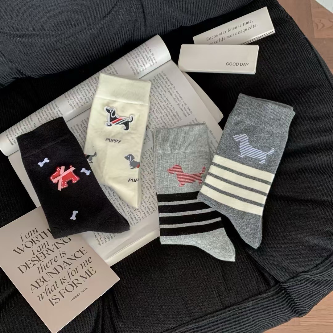 配包装【一盒四双】。THOM BROWNE · 桑姆 布朗尼❗️TB超级爆款网红中筒袜子❗️经典三条杠搭配小狗设计，in