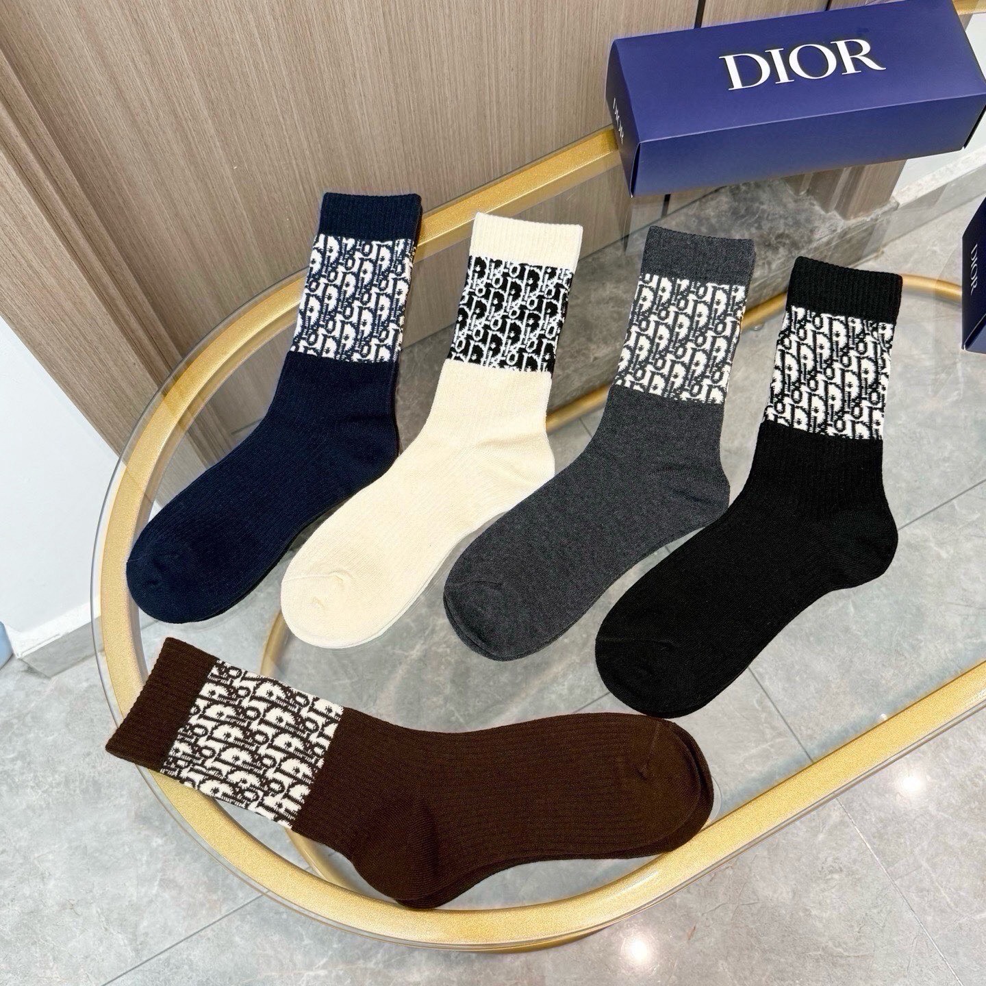 配包装【一盒五双】DIOR 迪奥高版本 ～好看到爆炸 Dior 袜子。提花羊绒袜，超软糯。。潮人必不能少的 Dior 专