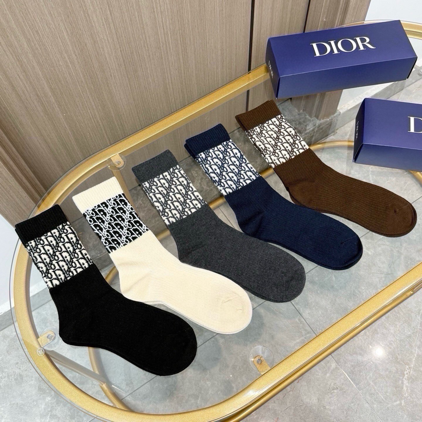 配包装【一盒五双】DIOR 迪奥高版本 ～好看到爆炸 Dior 袜子。提花羊绒袜，超软糯。。潮人必不能少的 Dior 专