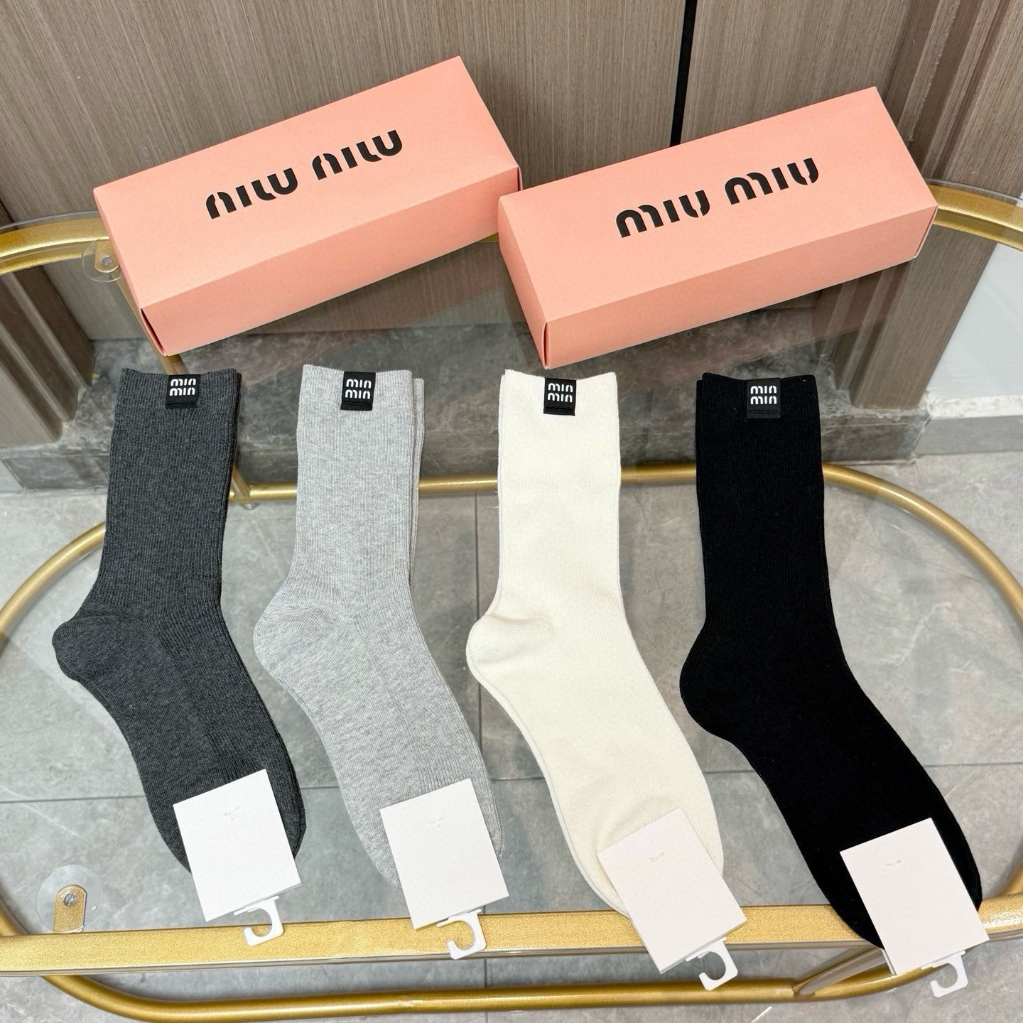 配包装【一盒四双】MIUMIU 缪缪高版本 ～好看到爆炸 MIUMIU 袜子。双针烫印中筒袜，超精致。。潮人必不能少的 