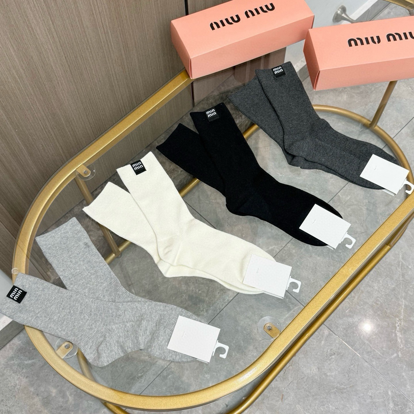 配包装【一盒四双】MIUMIU 缪缪高版本 ～好看到爆炸 MIUMIU 袜子。双针烫印中筒袜，超精致。。潮人必不能少的 