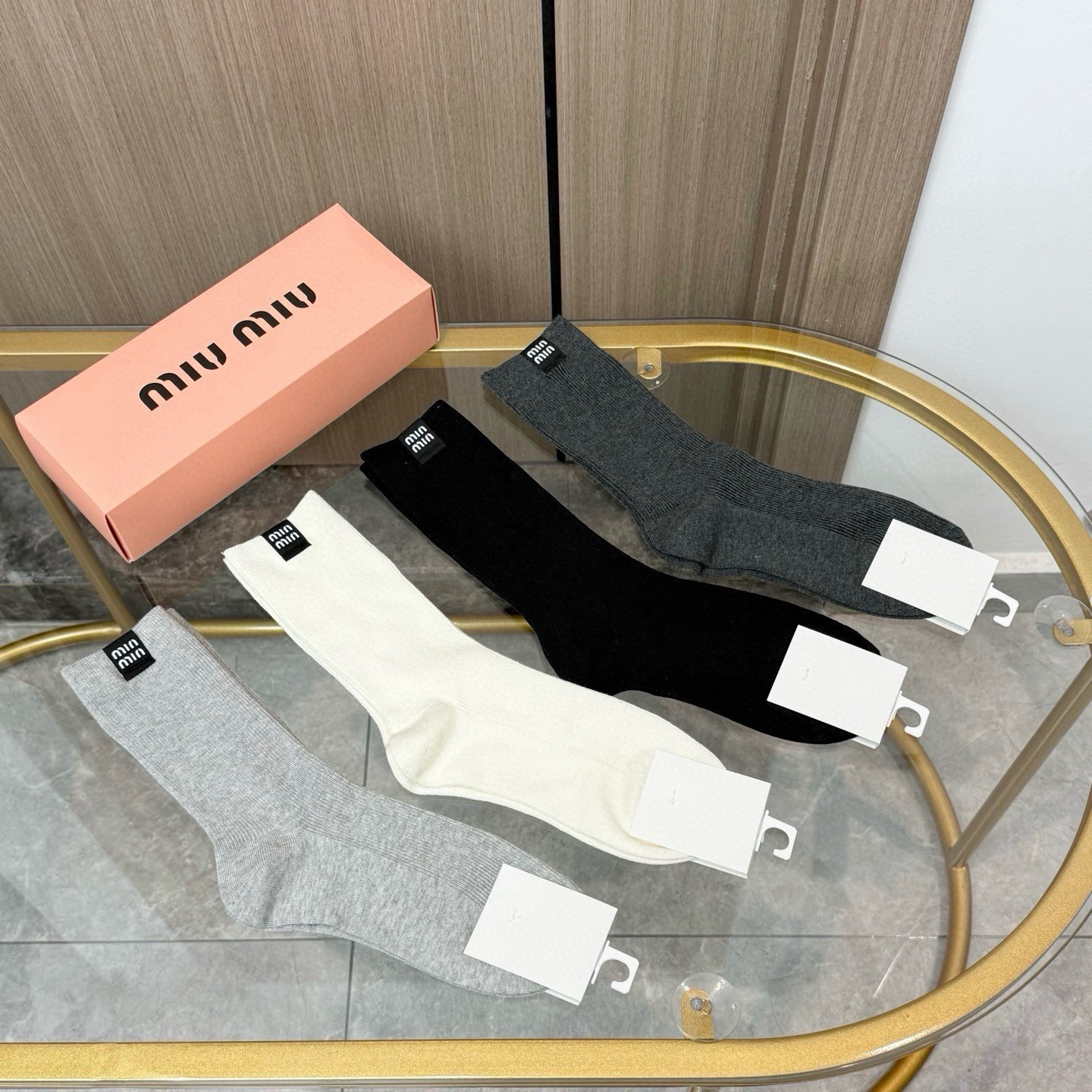 配包装【一盒四双】MIUMIU 缪缪高版本 ～好看到爆炸 MIUMIU 袜子。双针烫印中筒袜，超精致。。潮人必不能少的 