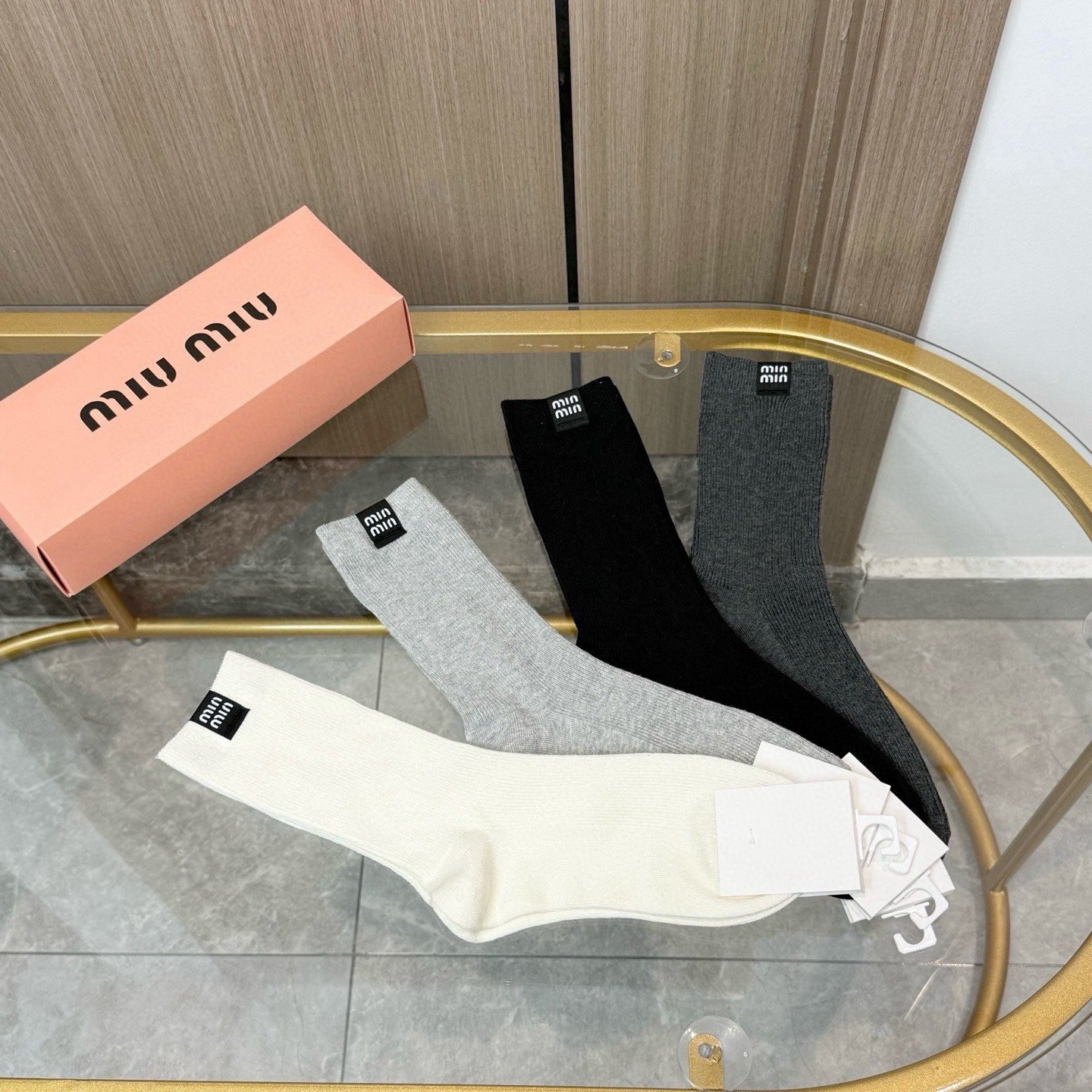 配包装【一盒四双】MIUMIU 缪缪高版本 ～好看到爆炸 MIUMIU 袜子。双针烫印中筒袜，超精致。。潮人必不能少的 