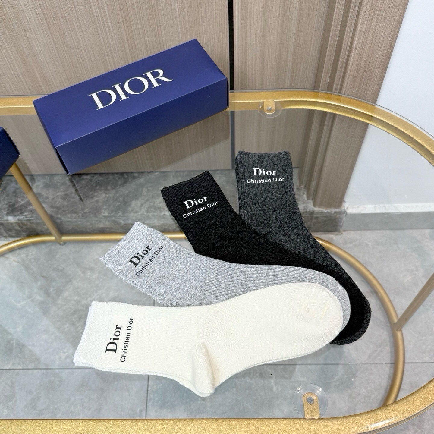 配包装【一盒四双】DIOR 迪奥高版本 ～好看到爆炸 Dior 袜子。双针烫印中筒袜，超软糯。。潮人必不能少的 Dior