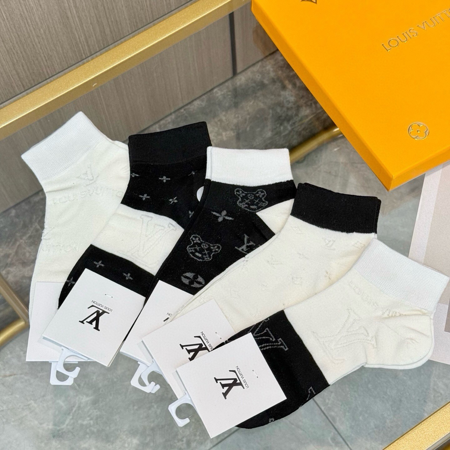 配包装【一盒五双】LV 路易威登ins超火爆小单品，Vintage必备单品竹棉短袜🌟潮人必备 爆款，复古纹身短袜。经典l