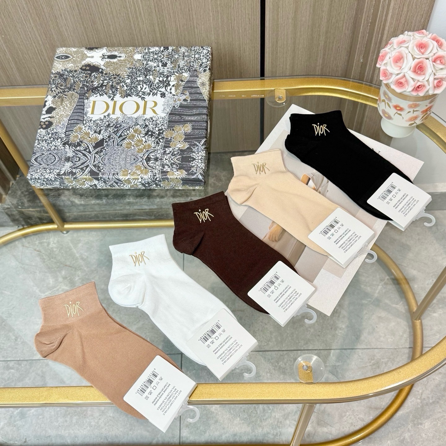 配包装【一盒五双】DIOR · 迪奥❗️DIOR家新品烫金短筒男女款袜子❗️专柜同步长袜，超级经典的小香家标志百看不厌❗