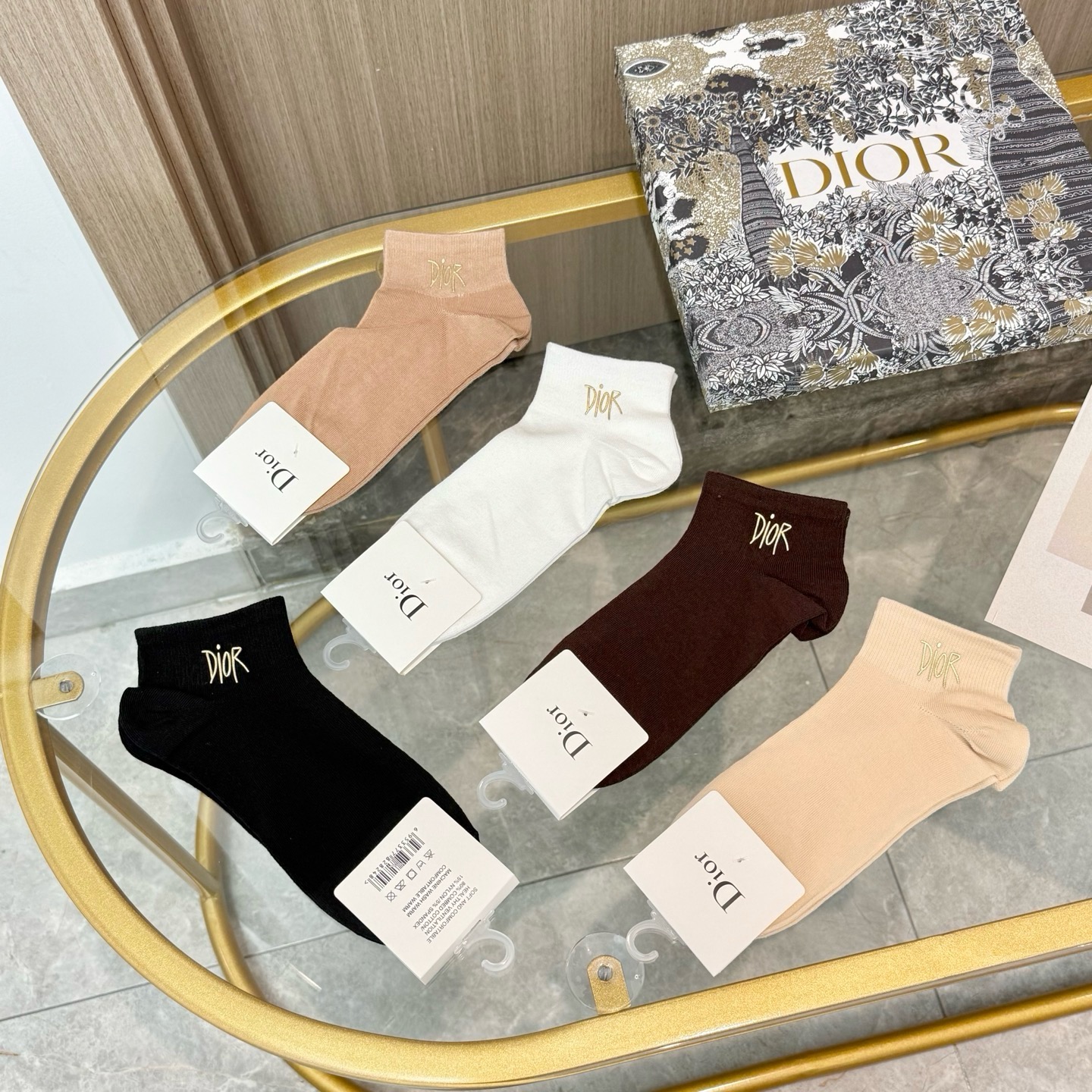 配包装【一盒五双】DIOR · 迪奥❗️DIOR家新品烫金短筒男女款袜子❗️专柜同步长袜，超级经典的小香家标志百看不厌❗