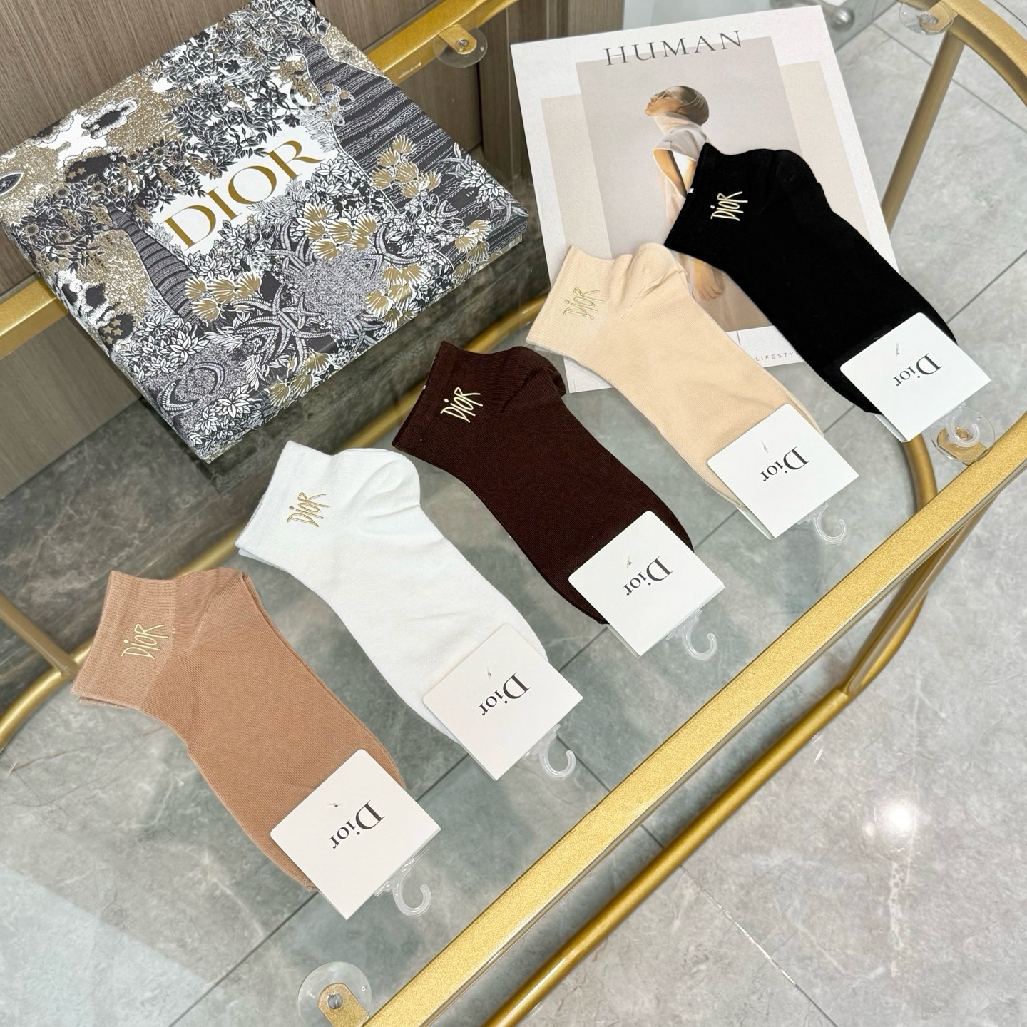 配包装【一盒五双】DIOR · 迪奥❗️DIOR家新品烫金短筒男女款袜子❗️专柜同步长袜，超级经典的小香家标志百看不厌❗