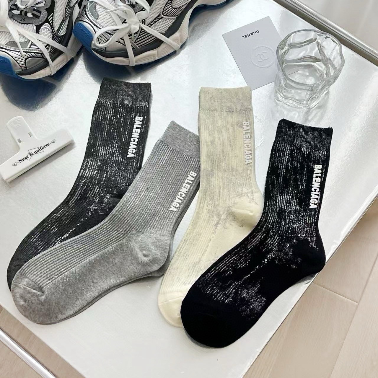 配包装【一盒四双】BALENCIAGA · 巴黎世家 ❗️超级爆款网红袜子 巴黎家官网同步硅胶字母小腿袜，ins明星网红