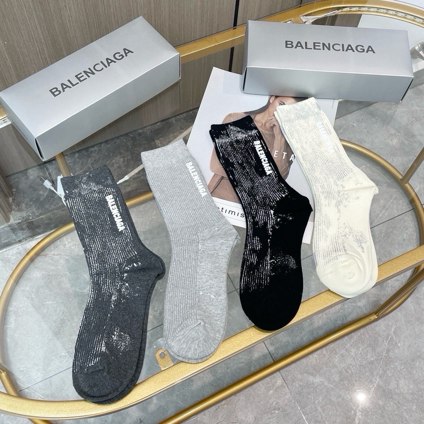 配包装【一盒四双】BALENCIAGA · 巴黎世家 ❗️超级爆款网红袜子 巴黎家官网同步硅胶字母小腿袜，ins明星网红