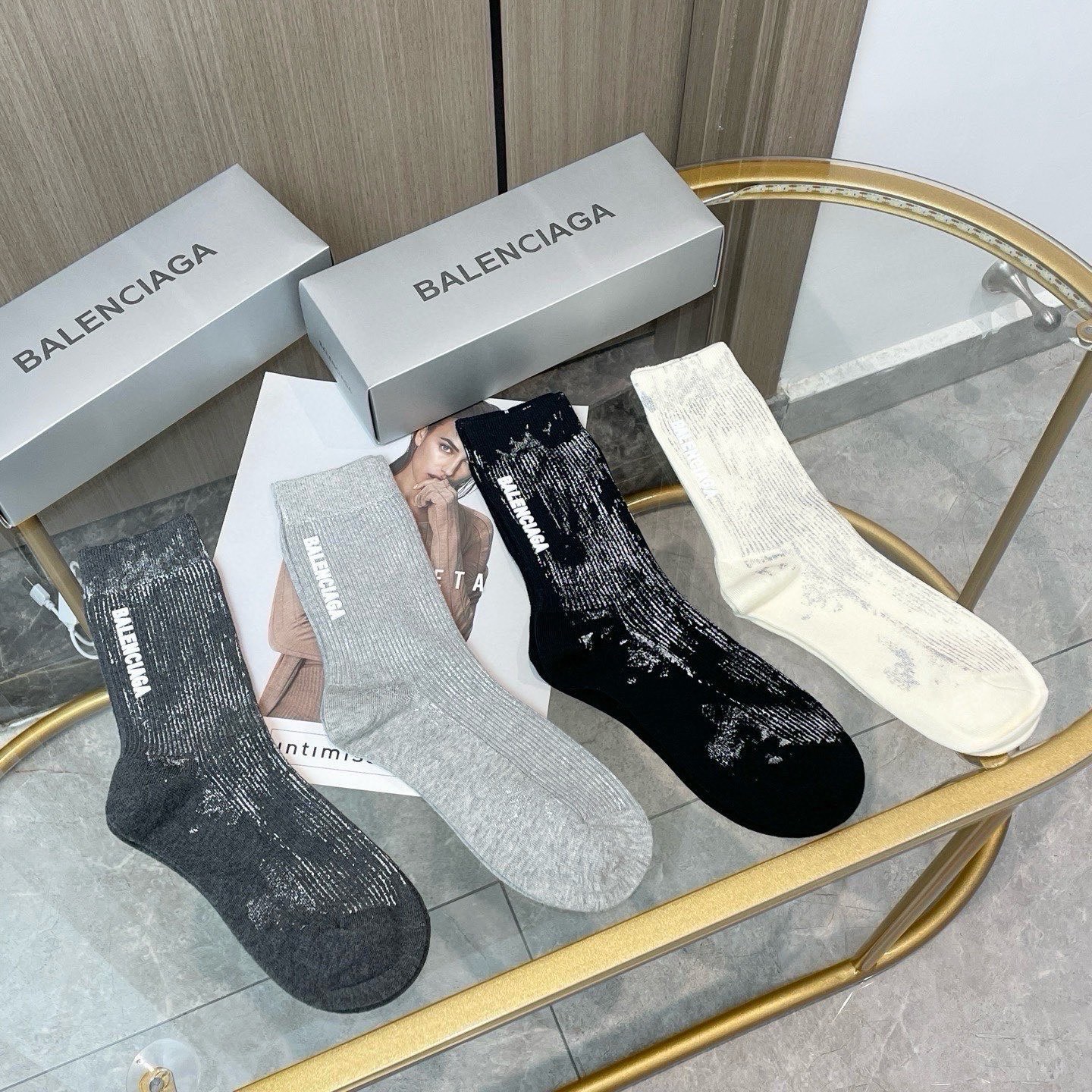 配包装【一盒四双】BALENCIAGA · 巴黎世家 ❗️超级爆款网红袜子 巴黎家官网同步硅胶字母小腿袜，ins明星网红