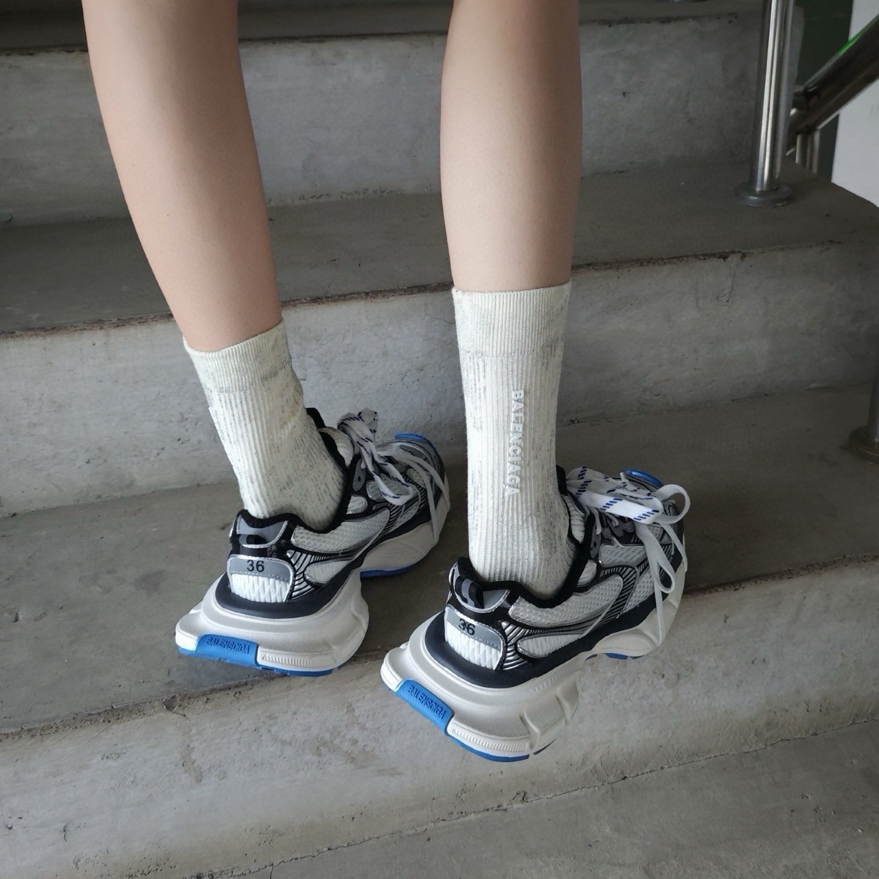 配包装【一盒四双】BALENCIAGA · 巴黎世家 ❗️超级爆款网红袜子 巴黎家官网同步硅胶字母小腿袜，ins明星网红