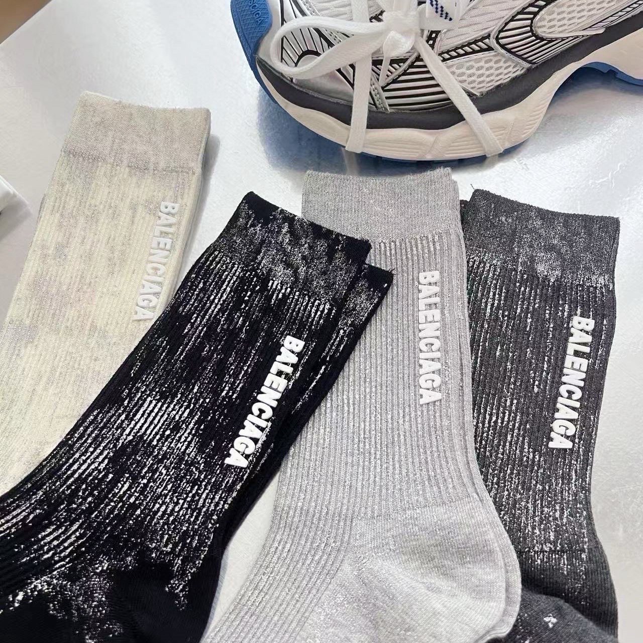 配包装【一盒四双】BALENCIAGA · 巴黎世家 ❗️超级爆款网红袜子 巴黎家官网同步硅胶字母小腿袜，ins明星网红