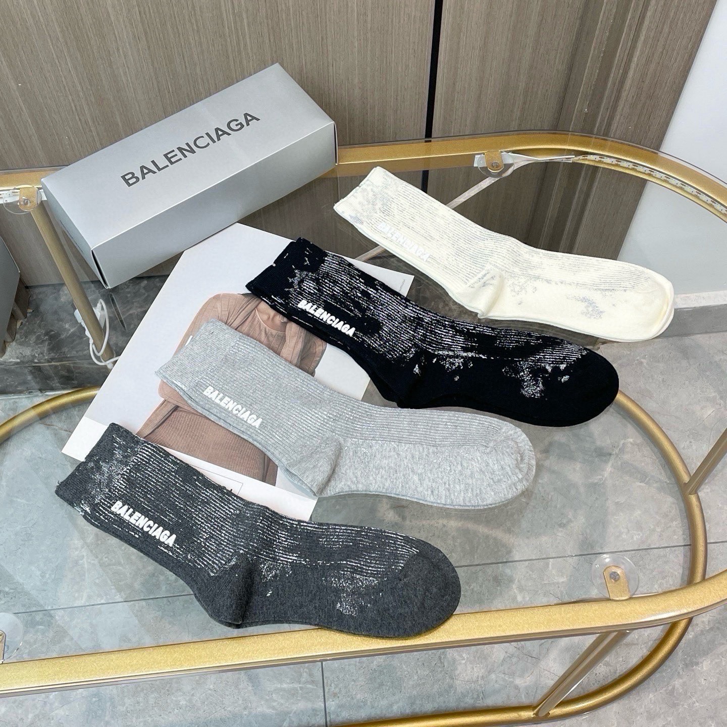 配包装【一盒四双】BALENCIAGA · 巴黎世家 ❗️超级爆款网红袜子 巴黎家官网同步硅胶字母小腿袜，ins明星网红