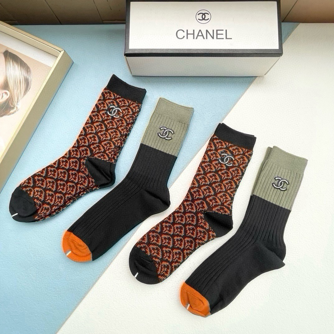 配包装【一盒四双】CHANEL · 香奈儿❗️高品质。超级爆款网红袜子❗️小香家官网同步饰品字母中筒袜，ins明星网红推