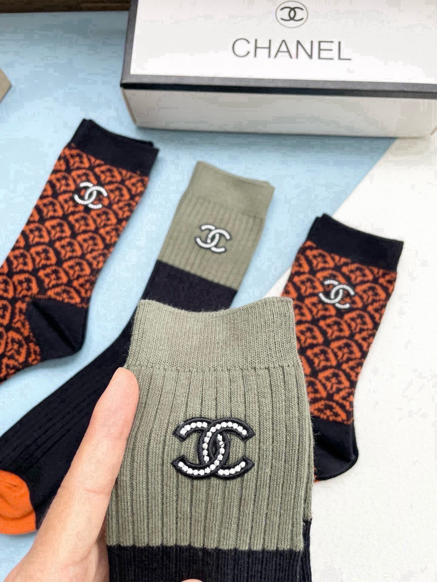 配包装【一盒四双】CHANEL · 香奈儿❗️高品质。超级爆款网红袜子❗️小香家官网同步饰品字母中筒袜，ins明星网红推