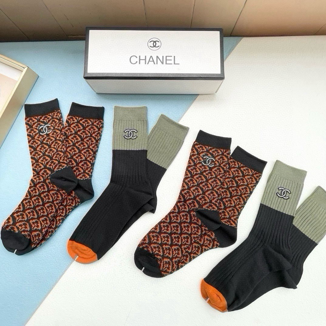 配包装【一盒四双】CHANEL · 香奈儿❗️高品质。超级爆款网红袜子❗️小香家官网同步饰品字母中筒袜，ins明星网红推