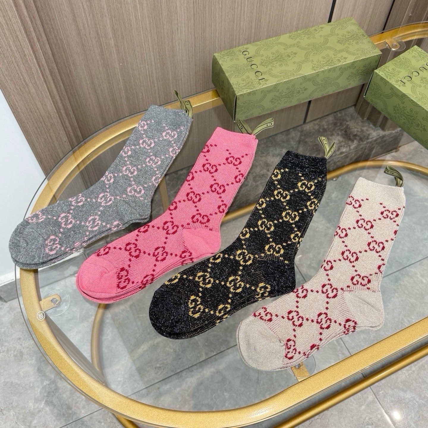 配包装【一盒四双】。 Gucci 古奇GG限量系列～Gucci的GG系列都没有让人失望过，这次运动风格展现得淋漓尽致，i