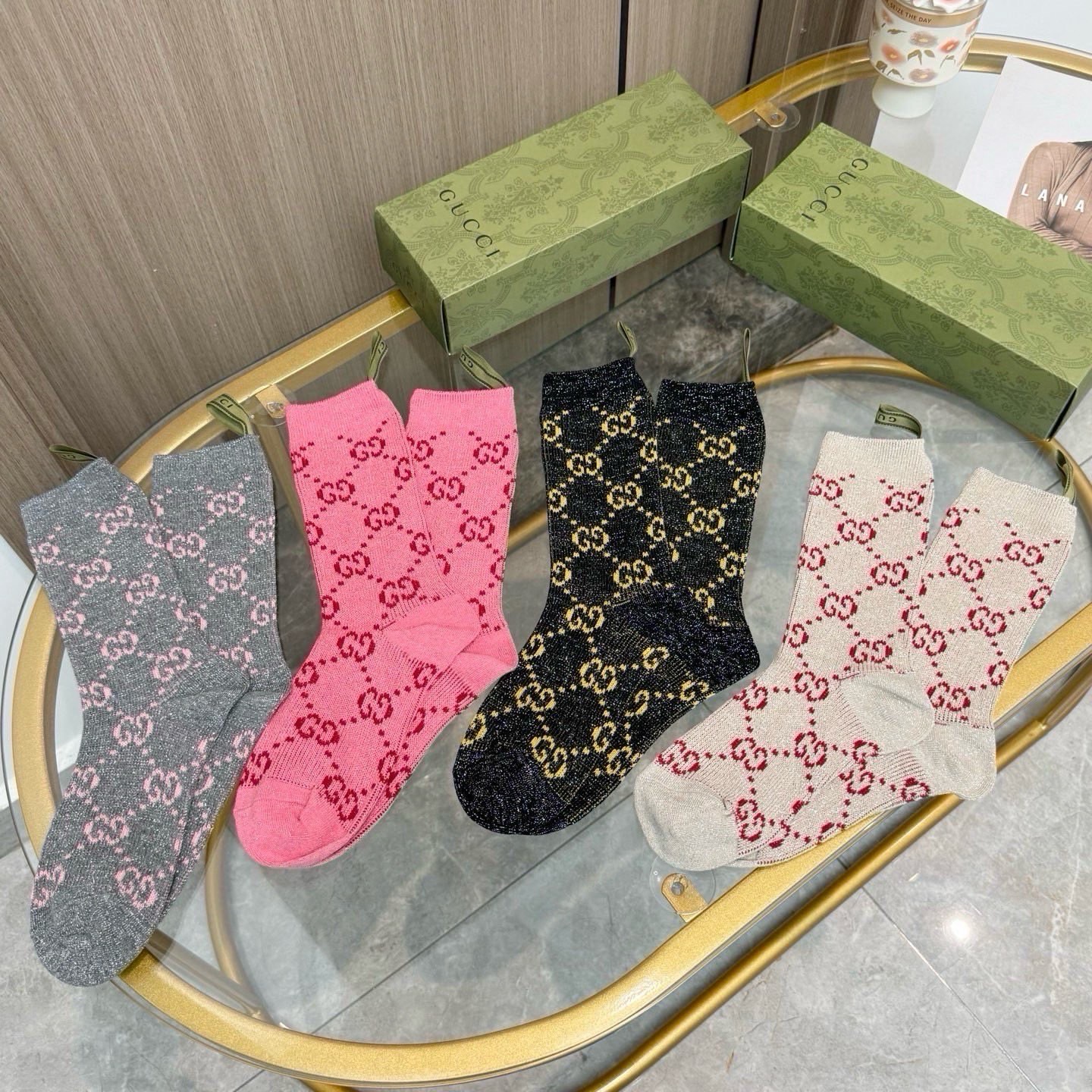 配包装【一盒四双】。 Gucci 古奇GG限量系列～Gucci的GG系列都没有让人失望过，这次运动风格展现得淋漓尽致，i