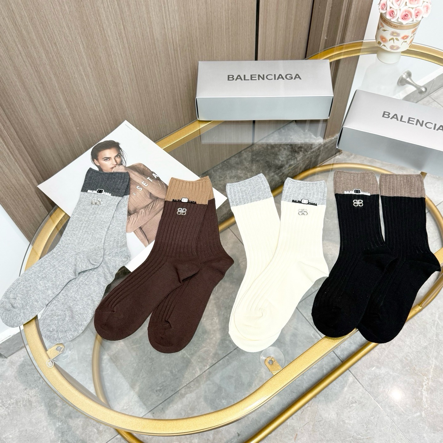 配包装【一盒四双】BALENCIAGA · 巴黎世家 ❗️超级爆款网红袜子 巴黎家官网同步硅胶字母小腿袜，ins明星网红