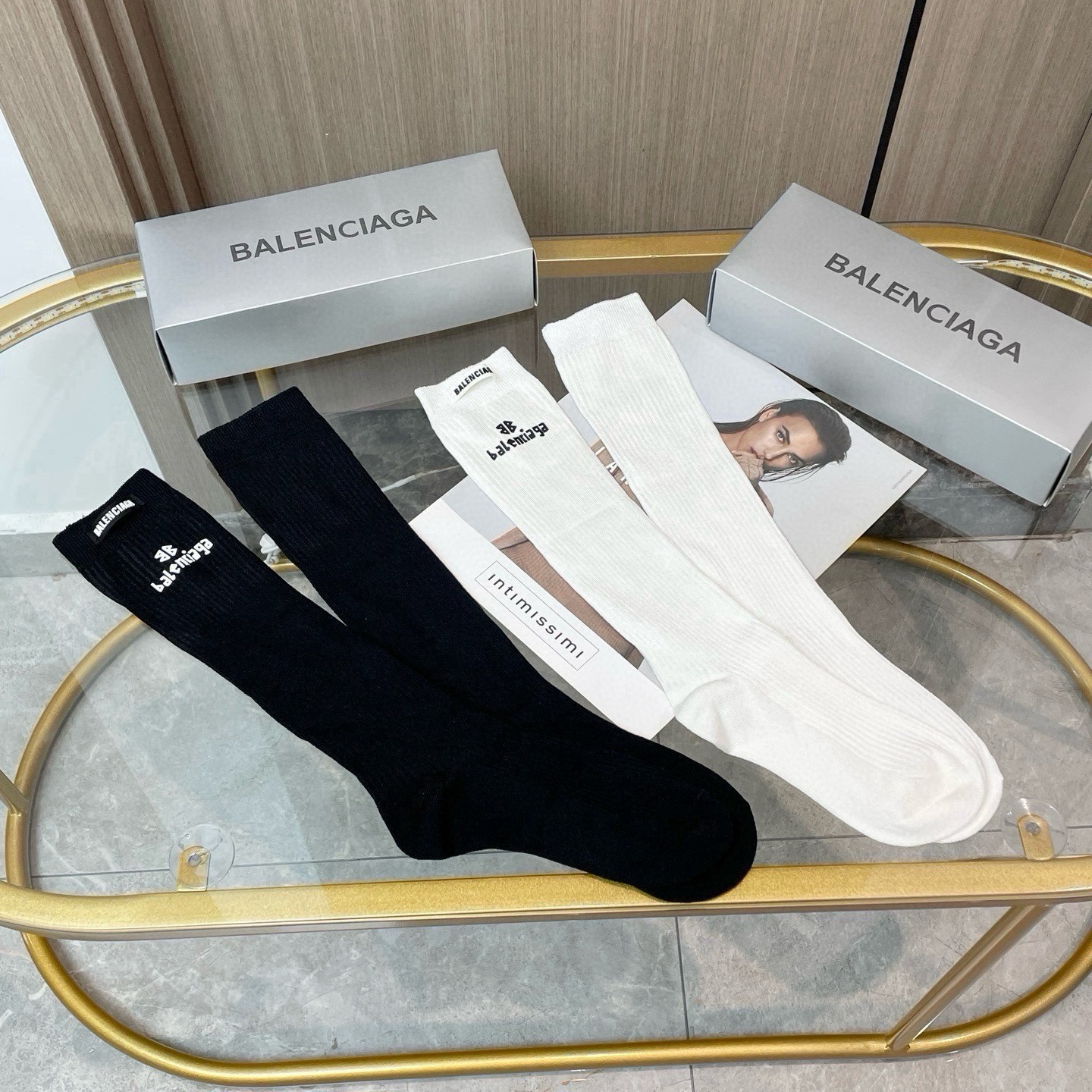 配包装【一盒二双】BALENCIAGA · 巴黎世家 ❗️超级爆款网红袜子 巴黎家官网同步硅胶字母小腿袜，ins明星网红