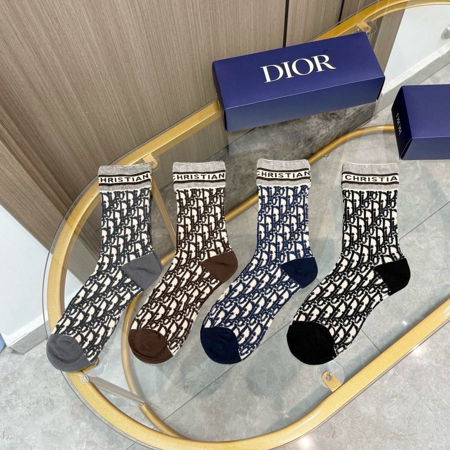 配包装【一盒四双】Dior · 迪奥❗️超级爆款网红袜子❗️D家官网同步提花字母小腿袜，ins明星网红推荐❗️火爆至极。