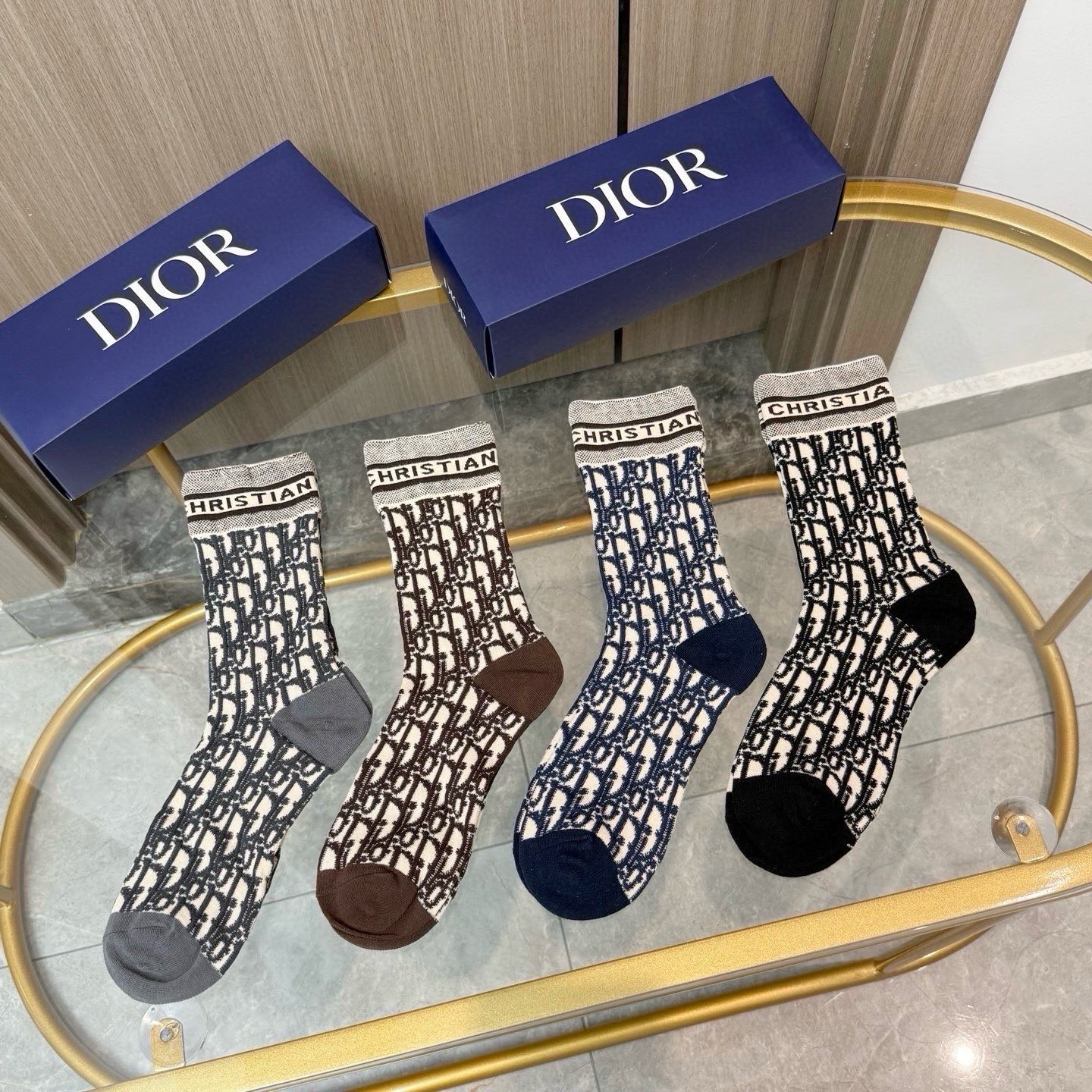 配包装【一盒四双】Dior · 迪奥❗️超级爆款网红袜子❗️D家官网同步提花字母小腿袜，ins明星网红推荐❗️火爆至极。