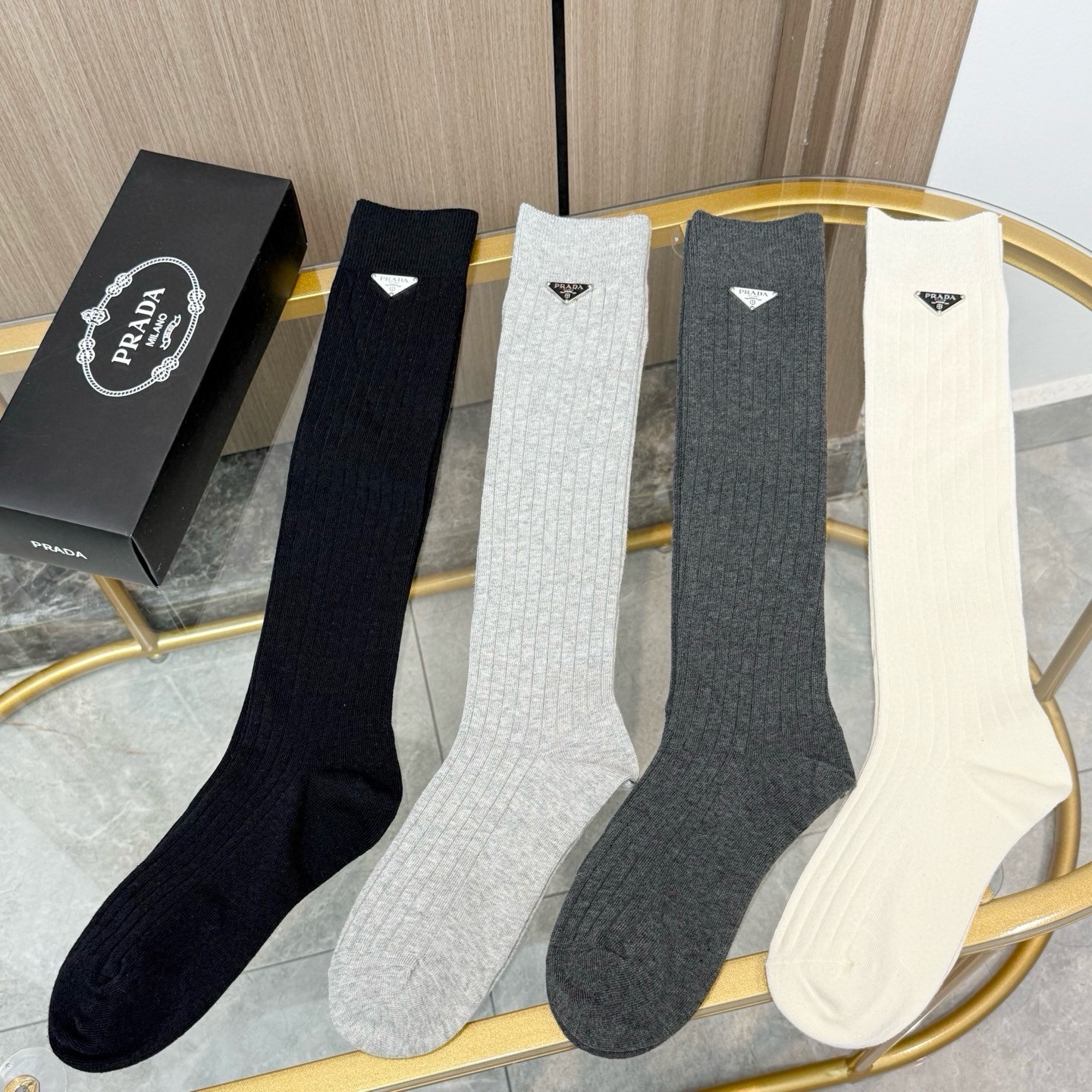 配包装【一盒四双】PRADA · 普拉达❗️超级爆款网红袜子❗️官网同步三角形饰品字母小腿袜，ins明星网红推荐❗️火爆